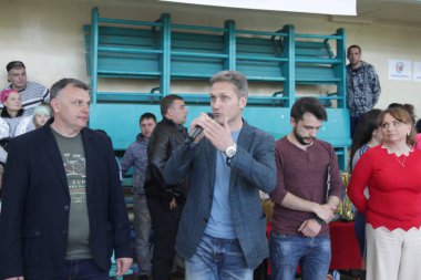 29 Nisan 2017 - Odessa, Ukrayna: mike ile rugby ligi odessa maç sırasında özel spor okulda çalışma yorumcu