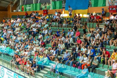 Odessa, Ukrayna - 16 Eylül 2016: Seyirci Bayanlar Voleybol Avrupa Şampiyonası sırasında tribünlerde. Oyun oyun favori kadın takımın başına taraftarların duygusal deneyimler