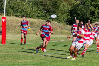 Odessa, Ukrayna - 10 Eylül 2017: Uluslararası rugby turnuva ekipleri Chisinau - Moldova ve Odessa - Ukrayna arasında. Sıkı rugby oyunu yeşil çim sahada parçası