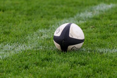 Odessa, Ukrayna - 21 Mayıs 2017: Avrupa ragbi Şampiyonlar Kupası Ukrayna (mavi) ve İsveç (sarı). Rugby topu alan üzerinde. Rugby maç topu için ağır bir maç olacak. Rugby oyuncuları sahada