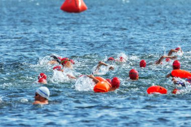 Odessa, Ukrayna - 8.09.2018: rekabet çocuklar için yüzme Oceanman biz açık açık su. Shore yüzücüler çocuklar içine su ve büyük yüzme yarışında açık deniz suya. Spor yaşam tarzı