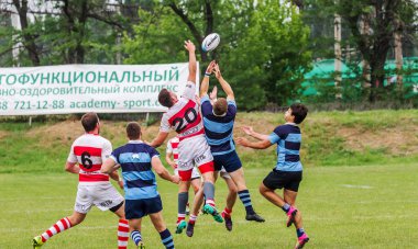 Odessa, Ukrayna - 26 Mayıs 2018: Ukrayna Kupası Politechnik - Odessa ve Credo - 65 Odessa (kırmızı). Rugby topu için oyuncuların yoğun mücadele. Yeşil alan stadyum üzerinde dinamik oyun