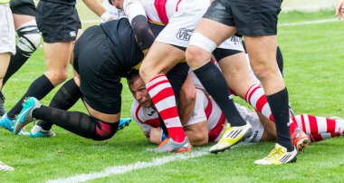 Odessa, Ukrayna - Okt 20, 2017: Odessa - Harkov Rugby Şampiyonası Milli takım. Rugby topu için oyuncuların yoğun mücadele. Yeşil alan stadyum üzerinde dinamik oyun