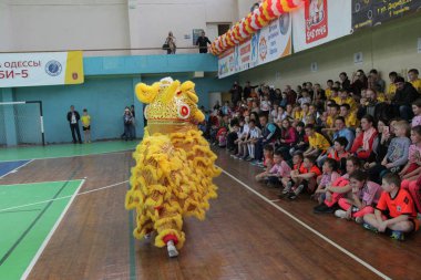 29 Nisan 2017 - Odessa, Ukrayna: amigo Çince dragon kostüm performans rugby ligi özel spor okulu odessa maçın sırasında yapıyor