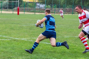 Odessa, Ukrayna - 26 Mayıs 2018: Ukrayna Kupası Politechnik - Odessa ve Credo - 65 Odessa (kırmızı). Rugby topu için oyuncuların yoğun mücadele. Yeşil alan stadyum üzerinde dinamik oyun