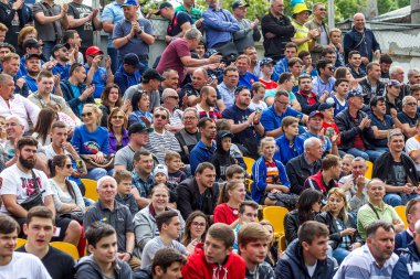Odessa, Ukrayna - sentyabryamaya 15, 2016: seyirci ve sırasında Avrupa Kupası rugby stadyum standları hayranları. Moldova - Ukrayna. İzleyiciler duygusal umehi ve takım oyunu kaybetme tepki..