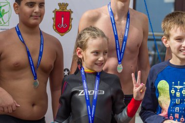 Odessa, Ukrayna - 08.09.2018: rekabet çocuklar için yüzme Oceanman biz açık açık su. Shore yüzücüler çocuklar içine su ve büyük yüzme yarışında açık deniz suya. Spor yaşam tarzı