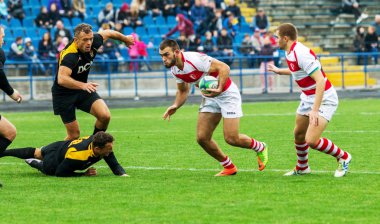 Odessa, Ukrayna - Okt 20, 2017: Odessa - Harkov Rugby Şampiyonası Milli takım. Rugby topu için oyuncuların yoğun mücadele. Yeşil alan stadyum üzerinde dinamik oyun