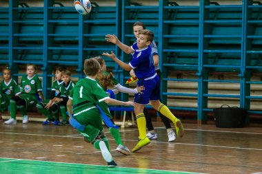 Odessa, Ukrayna - Hazi 24,2018: Küçük çocuklar kapalı salonunda şehir okulun derby Oyunlar sırasında rugby oynamak. Çocuk spor. Çocuk rugby 5 oyun. Çocuk zafer için mücadele. Sağlıklı yaşam tarzı