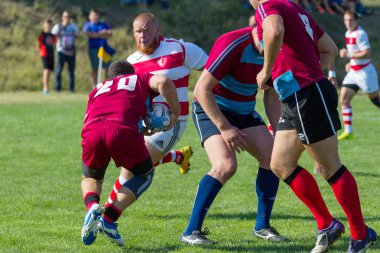 Odessa, Ukrayna - 10 Eylül 2017: Uluslararası rugby turnuva ekipleri Chisinau - Moldova ve Odessa - Ukrayna arasında. Sıkı rugby oyunu yeşil çim sahada parçası