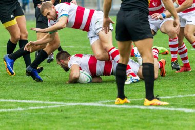 Odessa, Ukrayna - Okt 20, 2017: Odessa - Harkov Rugby Şampiyonası Milli takım. Rugby topu için oyuncuların yoğun mücadele. Yeşil alan stadyum üzerinde dinamik oyun