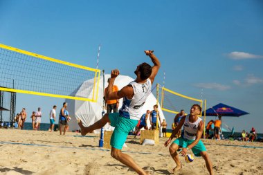Odessa, Ukrayna - 26 Ağustos 2017: Ukrayna Beach Voleybol Şampiyonası Z-Oyunlar Festivali sırasında deniz plajında. Kadın ve erkek voleybol plaj kum üzerinde oynamak. Voleybol kum üzerinde. Plaj voleybolu