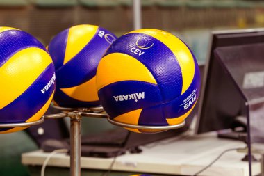 Odessa, Ukrayna - Eylül 12, 2017: 2018 voleybol Cev Kupası - kadınlar. Oynanan Khimik Yujni (Ukrayna) - beyaz ve Zesar VFM'nin Franches-Montagnes (İsviçre) - kırmızı. Bayanlar voleybol oyun vurguladı