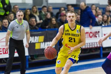 Odessa, Ukrayna - 18 Şubat 2018: Kupası Ukrayna Basketbol. Dinamik derby çatışma basketbol kulüpleri yüksek Ligi. Basketbol savaş oyun an