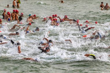 Odessa, Ukrayna - 19 Ağustos 2018: geleneksel spor yarışları milletin. Hayatta kalmak, açık denizde su, yüzme maratonu için engeller ile Ukrayna yarış aşırı tehlikeli bir yolda sınar.
