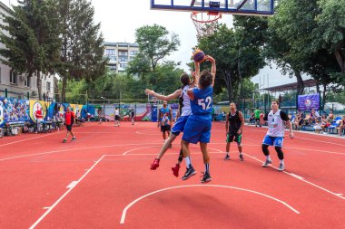 Odessa, Ukrayna - 28 Temmuz 2018: Ergen 3 x 3 streetball Şampiyonası sırasında basketbol oynuyorum. Gençler bir açık şehir spor yere sokak basketbol oynuyorum. Streetball - sokak kültürleri