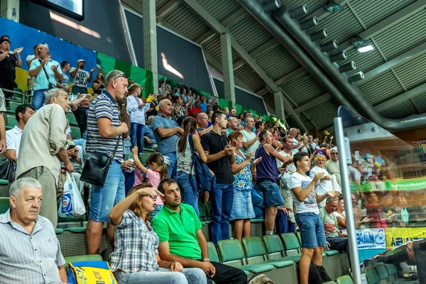 オデッサ ウクライナ 2016 観客女子バレーボール欧州選手権の中に立っています 遊び場でゲーム好きな女子チームあたりファンの感情的な経験 — ストック写真