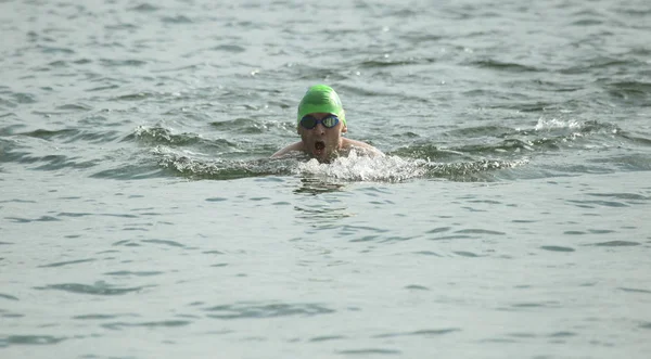 Odessa, Ukrayna - Eylül 2018: Odessa, Oceanman Biz Are açık su yüzme yarışmalar. Run su ve büyük yüzme yarışında içine siyah açık su sahilden yüzücüler