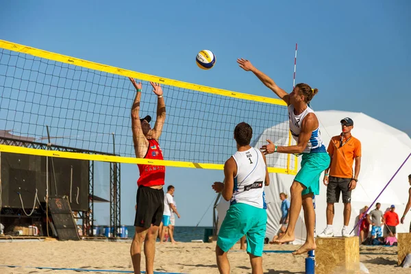 Odessa, Ukrayna - 26 Ağustos 2017: Ukrayna Beach Voleybol Şampiyonası Z-Oyunlar Festivali sırasında deniz plajında. Kadın ve erkek voleybol plaj kum üzerinde oynamak. Voleybol kum üzerinde. Plaj voleybolu