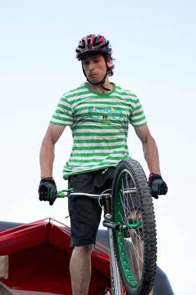 オデッサ ウクライナ 2007 フリー スタイル若い男性木製飛行と遊び場にジャンプします トライアル自転車バイクの曲芸 Bmx Mtb — ストック写真