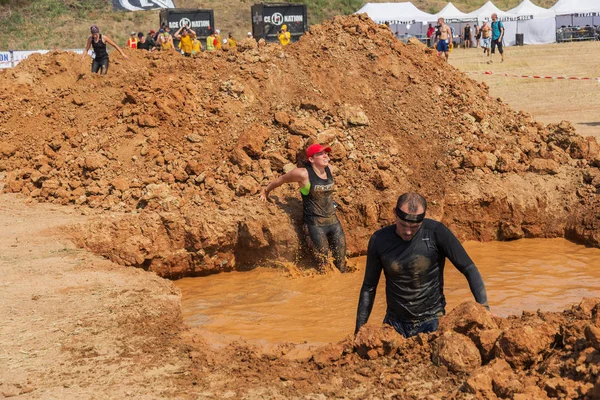 Odessa, Ukrayna-Ağustos 19, 2018: Geleneksel spor yarışları milletin. Deniz, tehlikeli engellerin üstesinden dağlık hayatta kalmak için Ukraynalı yarış yüzme ve aşırı mahkemelere tehlikeli yol