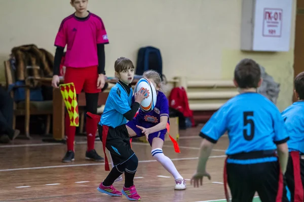 オデッサ ウクライナ Febr 2018 幼児クローズド ホールで市学校のダービー ゲーム中にラグビーをプレーします 子供のスポーツ お子様は ラグビー — ストック写真