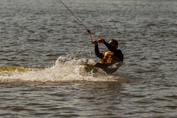 Wake Park Letniej Plaży Sporty Wodne Sportowiec Sunie Pokładzie Wodzie — Zdjęcie stockowe