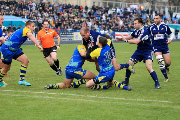 Odessa, Ukrayna -7 Nisan 2013: Uluslararası Avrupa Kupası rugby. Moldova ve Ukrayna ekibi. Oyuncular dürtükleme ve şiddetle mücadele amaçlı bulundurma topu. Maç gergin Muharebesi