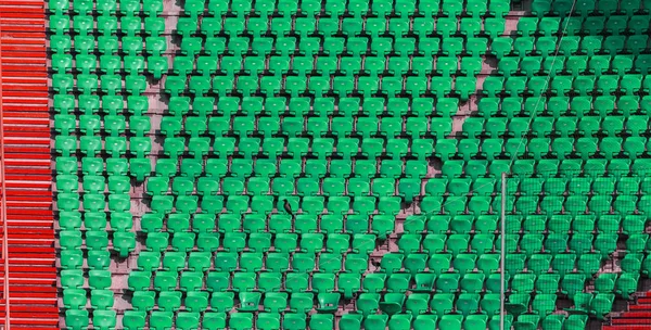 Bunte Plastiksitze Für Die Zuschauer Amphitheater Des Fußballstadions Konzeptioneller Hintergrund — Stockfoto