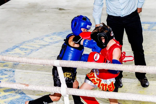 オデッサ ウクライナ 2015 ウクライナ カップ タイのボクシングで子供たちの間で ボクシング キック ボクシングの子供たちの子供たち 子供たちは — ストック写真