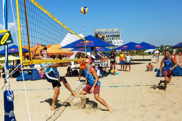 乌克兰奥德萨 2017年8月26日 游戏节期间在沙滩上举行的乌克兰沙滩排球锦标赛 男人和女人在沙滩上打排球 沙滩上的排球 沙滩排球 — 图库照片