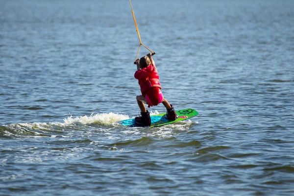 Kiteboarding Wake Park Barn Lär Sig Att Skate Bild Vattnet — Stockfoto