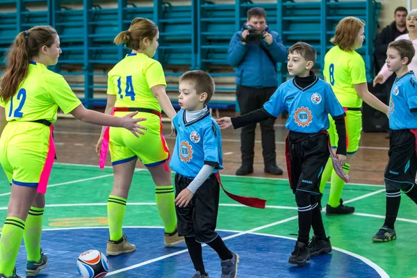Odessa, Ukrayna - Hazi 24,2018: Küçük çocuklar kapalı salonunda şehir okulun derby Oyunlar sırasında rugby oynamak. Çocuk spor. Çocuk rugby 5 oyun. Çocuk zafer için mücadele. Sağlıklı yaşam tarzı