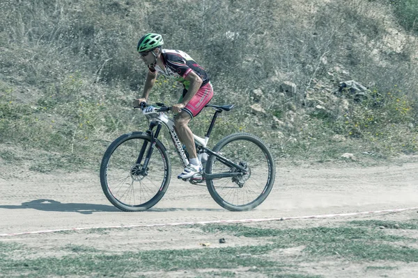 オデッサ ウクライナ 2018 山岳地帯でスポーツ自転車の選手の競争します 家族連れ 健康的な生き方 シクロクロス レジャーのスポーツ日を自然の中のスポーツ — ストック写真