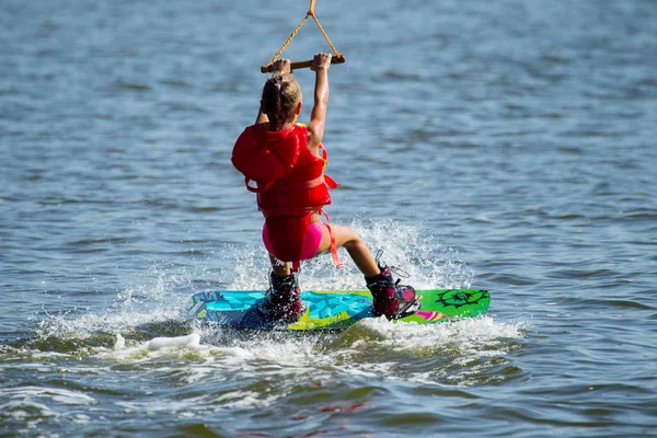 Kiteboarding Vågn Park Børn Lærer Skøjte Glide Vandet Bord Sommersport - Stock-foto