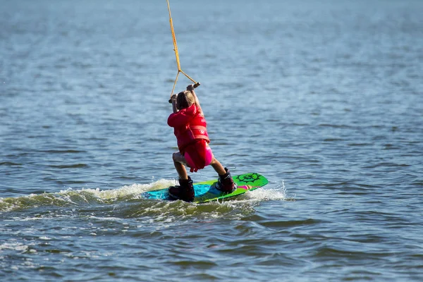 Kiteboarding Wake Park Dzieci Uczą Się Skate Slajdów Wodzie Pokładzie — Zdjęcie stockowe