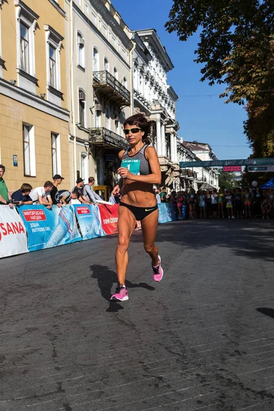 乌克兰奥德萨 体育假期 女子马拉松比赛开始时的大规模跑穿过城市街道 — 图库照片
