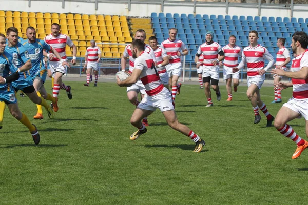 Odessa, Ukrayna - 21 Nisan 2018: Uluslararası ragbi eş Credo - Odessa ve beyaz kurt - Moldova. Erkekler maç sırasında mücadelenin bir gergin anı. Rugby oyunu, Erkek