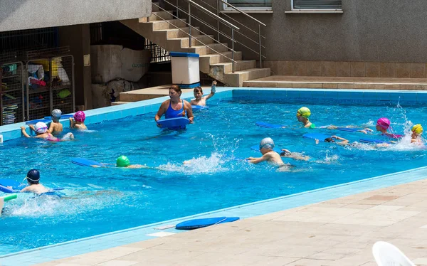 Varna Bulgarije Mei 2017 Charmante Gelukkige Kinderen Genieten Zwemmen Met — Stockfoto