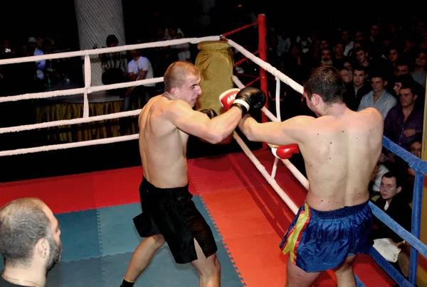 乌克兰奥德萨 2010年10月14日 搏击俱乐部 没有规则的战斗 混合武术战士在牢房里比赛 导致拳打脚踢 战斗的戏剧性时刻 — 图库照片