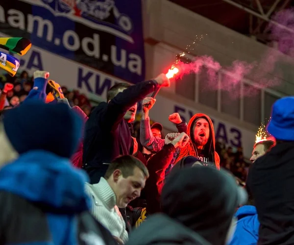 乌克兰敖德萨 2016年3月24日 在乌克兰和塞浦路斯国家队比赛期间 体育场看台上的球迷和观众情绪上支持他们的球队 — 图库照片