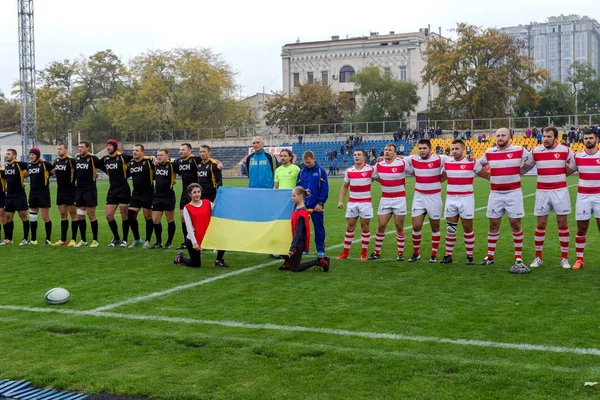 乌克兰奥德萨 奥克特 奥德萨 哈科夫橄榄球锦标赛国家队 橄榄球比赛中的球员们为球进行了激烈的斗争 体育场绿地的动态博弈 — 图库照片