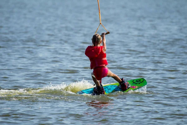 Kiteboarding Wake Park Los Niños Aprenden Patinar Deslizarse Sobre Agua —  Fotos de Stock