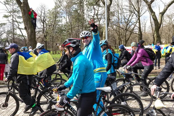 Odessa, Ukrayna - 4 Nisan 2015: Bicyclists sevenler dünyanın dört bir yanından binlerce yıllık geleneksel kitle vatansever bisiklet yarışı şehrin sokaklarında çeken