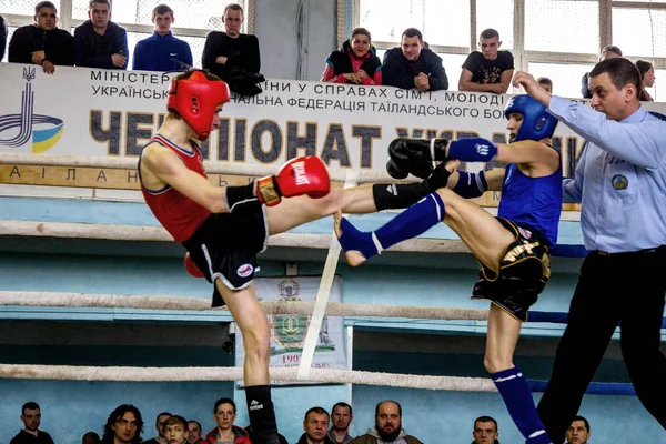 オデッサ ウクライナ 2015 ウクライナ カップ タイのボクシングで子供たちの間で ボクシング キック ボクシングの子供たちの子供たち 子供たちは — ストック写真