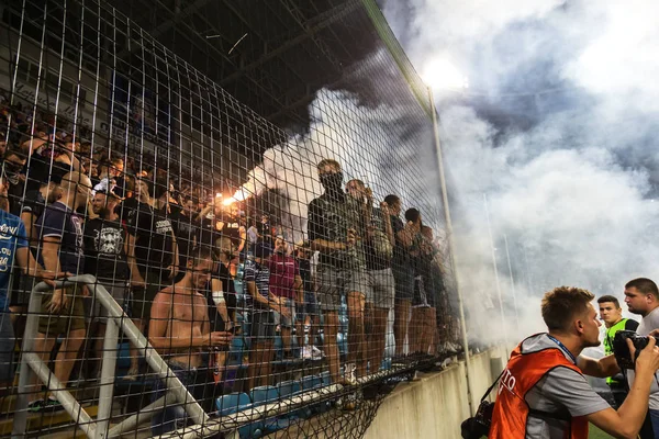 Odessa, Ukrayna-July2, 2018: fanatik hayranları standları ebedi rakip oyun sırasında. Raflar taraftarlara mutlu, yangın ve dalgalanan bayrak ile kızdırma. Ateşli gösteri Stadyumu'nda. Holigan hafif ateşli flashe hayranları