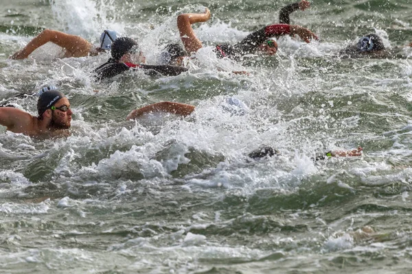 Odessa, Ukrayna - 19 Ağustos 2018: geleneksel spor yarışları milletin. Hayatta kalmak, açık denizde su, yüzme maratonu için engeller ile Ukrayna yarış aşırı tehlikeli bir yolda sınar.