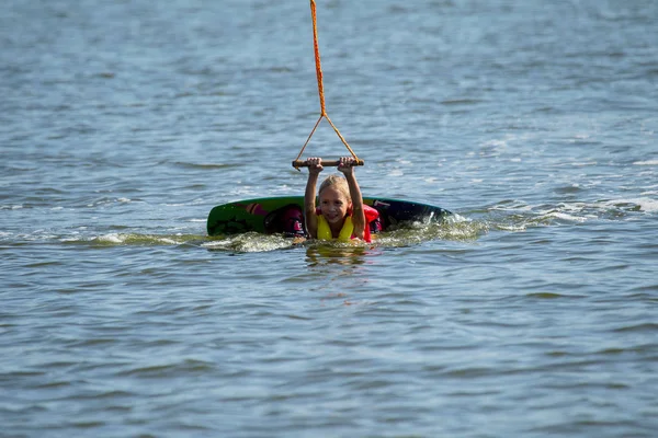 Kitesurfen Weckpark Kinder Lernen Bord Schlittschuhlaufen Rutschen Auf Dem Wasser — Stockfoto