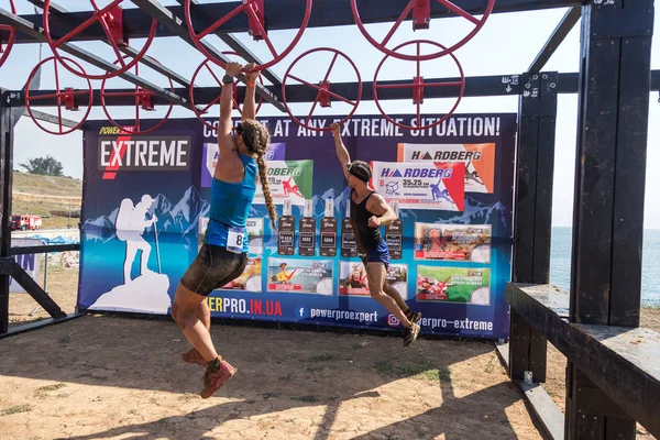 Odessa, Ukrayna-Ağustos 19, 2018: Geleneksel spor yarışları milletin. Deniz, tehlikeli engellerin üstesinden dağlık hayatta kalmak için Ukraynalı yarış yüzme ve aşırı mahkemelere tehlikeli yol