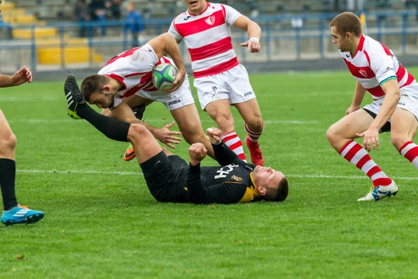 Odessa, Ukrayna - Okt 20, 2017: Odessa - Harkov Rugby Şampiyonası Milli takım. Rugby topu için oyuncuların yoğun mücadele. Yeşil alan stadyum üzerinde dinamik oyun